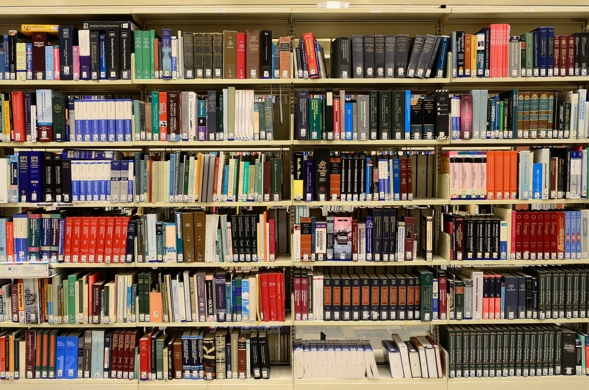 Simitless aide les petites bibliothèques à gérer leurs collections et leurs prêts.